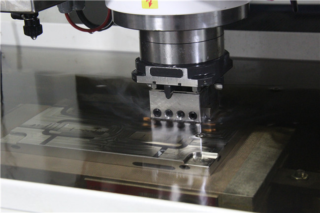 镜面放电.jpg 镜面放电.jpg