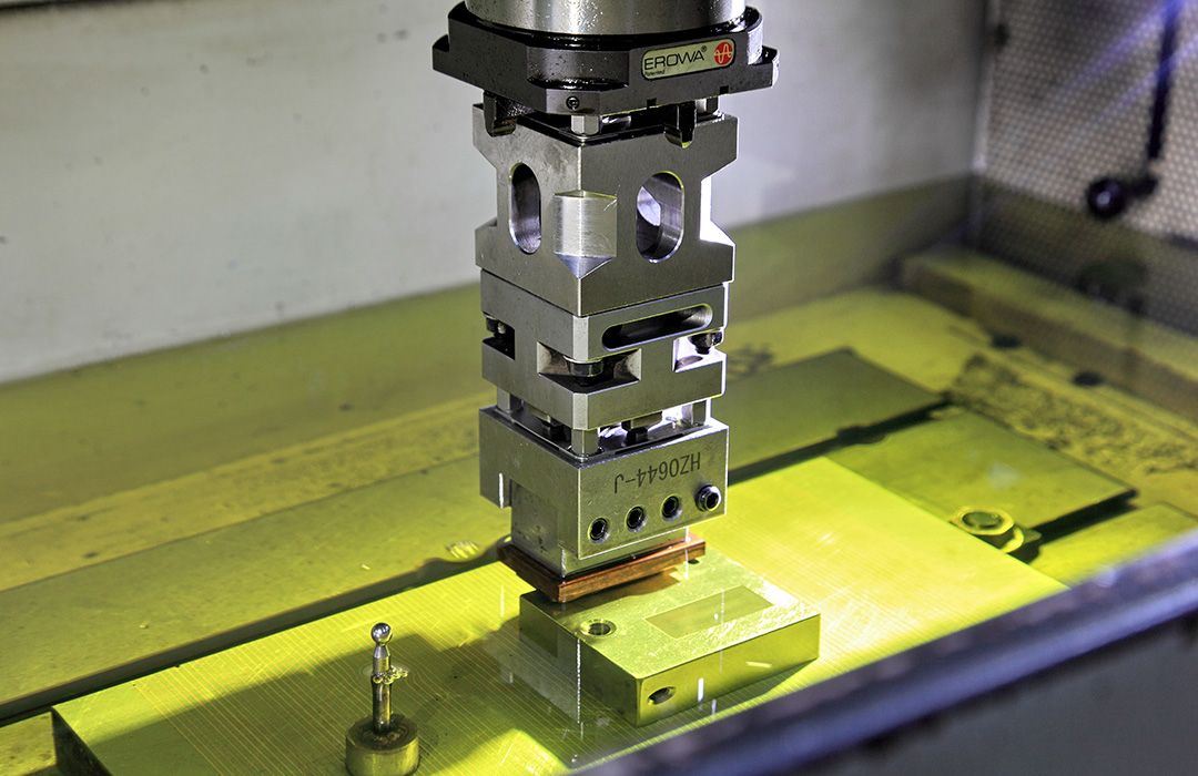 无线蓝牙耳机模具 EDM加工.jpg 无线蓝牙耳机模具 EDM加工.jpg