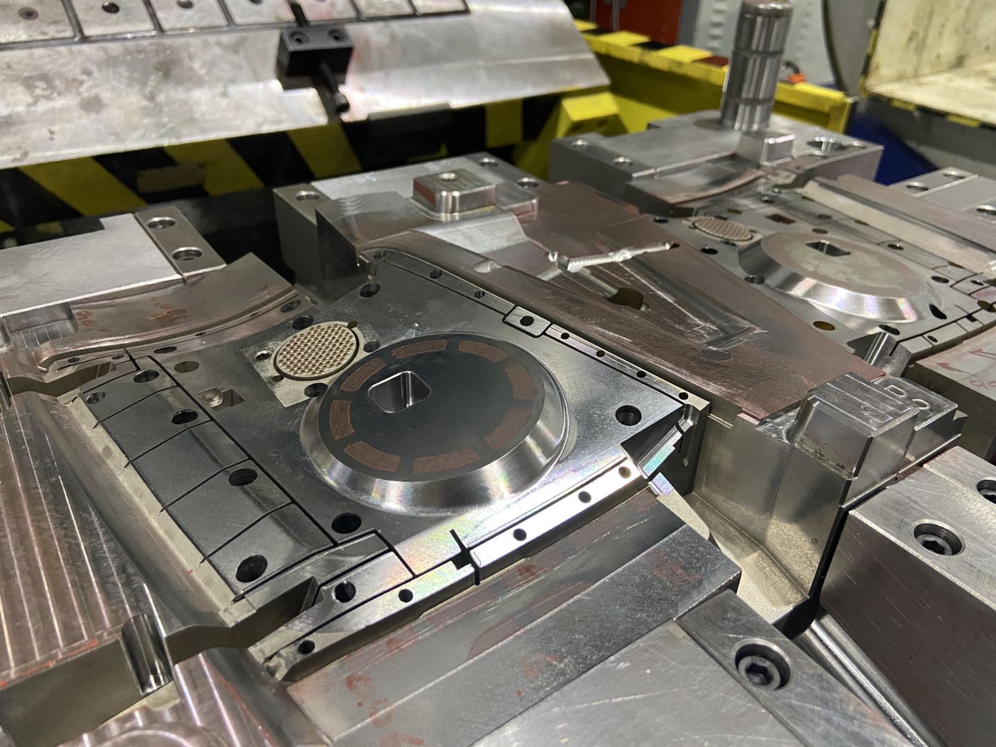 精密汽车内饰模具.jpg 精密汽车内饰模具.jpg