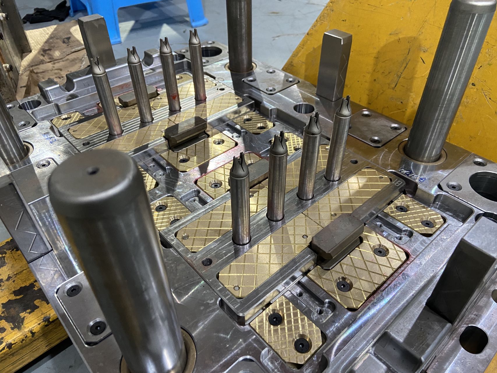 电子烟双色模具 电子烟双色模具